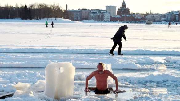 Eisbad in Finnland - &copy; Foto: Jussi Nukari/Lehtikuva/dpa