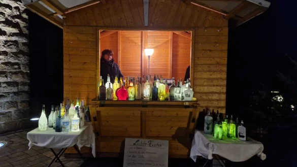 In liebevoll dekorierten Holzhütten konnten Produkte des Eine-Welt-Ladens Lemgo oder auch formschöne „Flaschenlichter“ erworben werden. - © Fotorechte: Gemeinde Bösingfeld