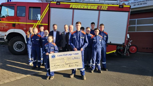 Die Lions Dirk Steinhage (von links), Lars Ruwisch und Präsident Thomas Schäfer (von links) überreichten in Hörste einen dicken Scheck an die Jugendfeuerwehr Lage. - © Astrid Sewing