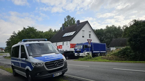 Gro&szlig;es Polizeiaufgebot am ehemaligen Pflegest&uuml;tzpunkt an der Billinghauser Stra&szlig;e. Hier hatten mehrere Personen eine illegale Cannabis-Plantage eingerichtet. - &copy; Astrid Sewing