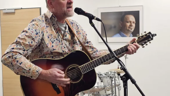 Dirk Schelpmeier hat einige der Fotografien der Ausstellung im Lagenser Forum beigesteuert und die Er&ouml;ffnung musikalisch begleitet. - &copy; Astrid Sewing