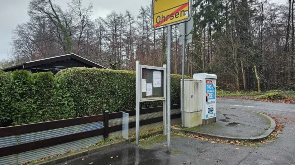 Wenn man aus dem Heidknapp kommt, fährt man aus Ohrsen raus - zumindest, wenn man dem Schild glaubt. An der Stelle stand übrigens das alte Bushaltehäuschen, jetzt ist die Haltestelle direkt an die Ortsdurchfahrt verlegt worden - ohne Unterstand. - © Astrid Sewing
