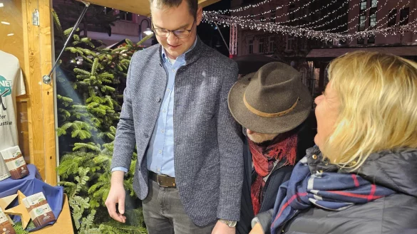 Die Wette gilt: Bürgermeister Matthias Kalkreuter schaut auf die Waage, die auch Helmut Behnisch (Mitte) und Martina Hannen von der FairTrade-Steuerungsgruppe kontrollieren. Wenn 925 Schokoladentafeln am FairTrade-Stand verkauft werden, wird das Stadtoberhaupt 185 Bäume pflanzen. - © Astrid Sewing