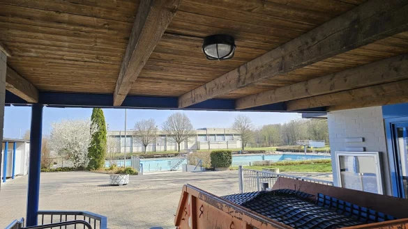 Noch laufen die Vorbereitungen f&uuml;r die Saison im Freibad Werreanger. Die FDP k&ouml;nnte sich vorstellen, dass dort ein Angebot f&uuml;r Fr&uuml;hschwimmer eingerichtet wird. Aber in dieser Saison klappt das nicht. - &copy; Astrid Sewing