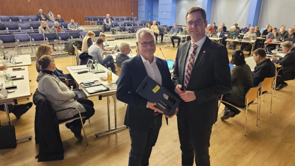 Andreas Fritz (SPD, links) übernimmt das Ratsmandat von Rüdiger Kolm und das Amt des zweiten stellvertretenden Bürgermeisters. Das Stadtoberhaupt Matthias Kalkreuter gratulierte ihm nach der geheimen Wahl. - © Astrid Sewing