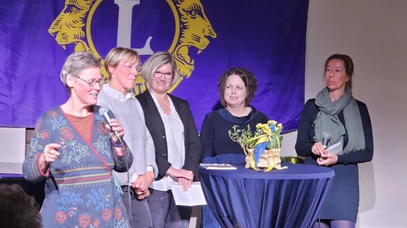 Eva-Maria Pavellek, Doerte Klocker, Iris Lohmeyer-Nickel, Kathrin Gerner und Friederike No&szlig;mann freuen sich, dass die Lions Lage das Musical-Projekt der Grundschule Hardissen mit 2000 Euro unterst&uuml;tzen. Insgesamt wurden vier F&ouml;rderpeise im Technikum &uuml;bergeben. - &copy; Astrid Sewing