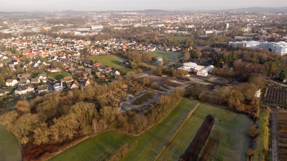 Das Foto zeigt das Gel&auml;nde des ehemaligen Betonwerks Sander aus der Vogelperspektive. Die Erschlie&szlig;ungsarbeiten f&uuml;r das neue nachhaltige Gewerbegebiet laufen bereits auf vollen Touren. Eine neue Kita soll in der N&auml;he ebenfalls entstehen. - &copy; Torben Gocke,Stadt Detmold