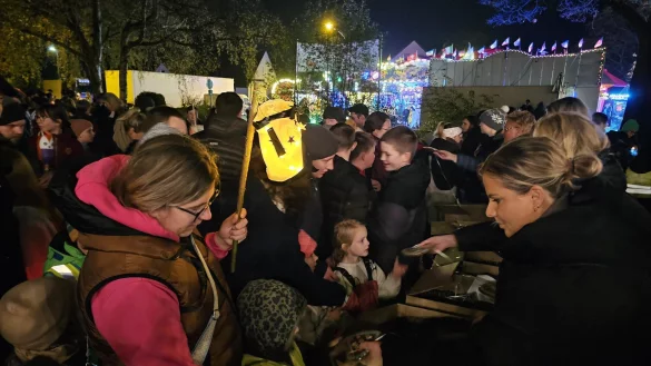 Um die 800 Teilnehmer waren in diesem Jahr beim Laternenumzug in H&ouml;rste dabei. Zum Schluss gab es im kleinen Park im Ortskern das Dorffest-Lebkuchenherz. Das Team des RSV-H&ouml;rste &uuml;bernahm die Verteilung. - &copy; Astrid Sewing