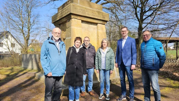 Es ist eine Teamleistung. Lothar Kaup (von links), Gabi und Reiner Lenniger, Susanne Weishaupt, Bürgermeister Matthias Kalkreuter und Heinz Tölle freuen sich, dass das Projekt rund um das Ehrenmal in Heiden gefördert wurde. - © Astrid Sewing