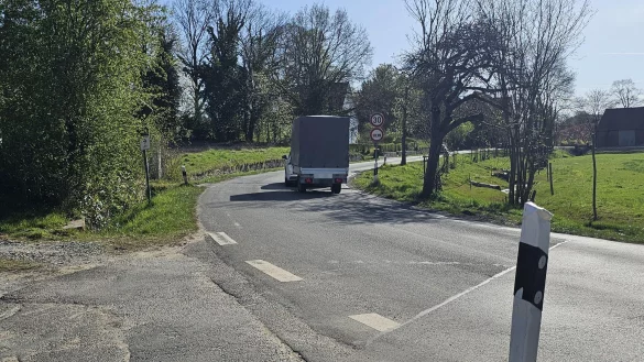 Eine weitere kleine Verkehrsinsel soll auf der Dorfstraße in Ehrentrup montiert werden. - © Astrid Sewing