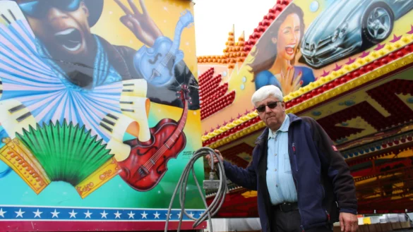 Packt gerne mit an: Am Auto-Scooter hat Friedrich-Wilhelm Sunkovsky ein defektes Kabel ausgetauscht. - &copy; Sandra Castrup