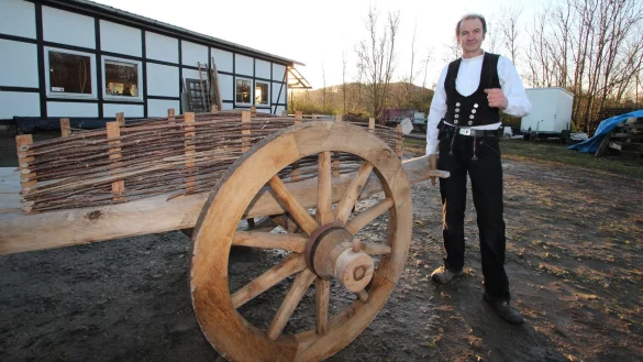 Zimmer- und Tischlermeister Andreas Begemann zeigt vor seiner Werkstatt einen von ihm gebauten Ochsenkarren nach mittelalterlichem Vorbild. - &copy; Jens Rademacher