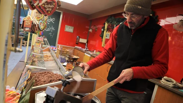 Marcus Notz verkauft am häufigsten die klassischen Mandeln. - © Simone Flörke