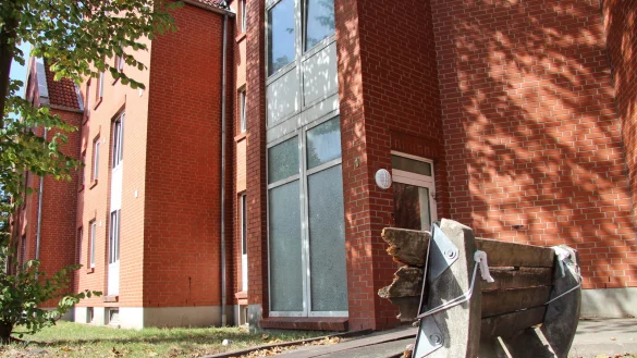 Marode: Durch die &Uuml;berbelegung der &Uuml;bergangswohnheime, hier Bredestra&szlig;e 1, haben Geb&auml;ude und Inventar gelitten. Diese Sitzbank zum Beispiel muss mit Seilen zusammengehalten werden. - &copy; Nadine Uphoff