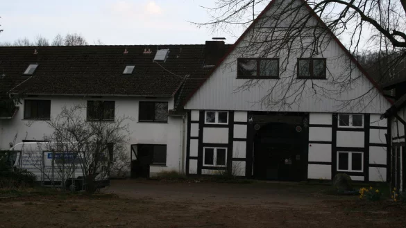 Gegenstand eines Rechtsstreites zwischen Gemeinde und Besitzer: die ehemalige Fl&uuml;chtingsunterkunft an der Sternberger Stra&szlig;e. - &copy; Sylvia Frevert