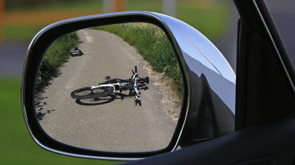 Der entgegenkommende Radfahrer erkannte die Situation zu sp&auml;t, bremste stark und kollidierte mit zwei Autos. - &copy; Symbolfoto: pixabay.com