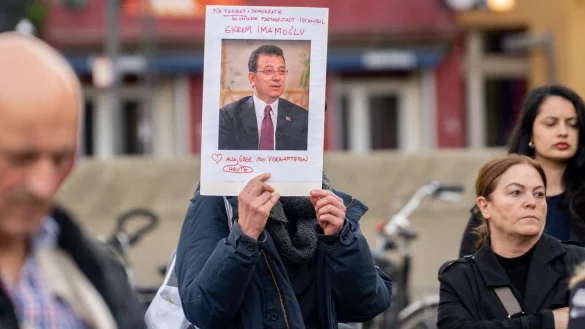In NRW kam es nach der Festnahme von Ekrem İmamoglu zu einzelnen Demonstrationen, wie hier in Köln. Auch in Bielefeld gingen Menschen auf die Straße. - © Benjamin Westhoff/dpa