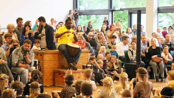 Ein Orchester aus Trommeln: Die Schülerinnen und Schüler der Grundschule Nord führten beim Fest ihrer Schule für ihre Eltern und Geschwister eine getrommelte Abenteuerreise auf. - © Agentur Tat