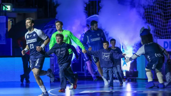 Einige Schüler durften mit den Spielern einlaufen. - © Paul Cohen