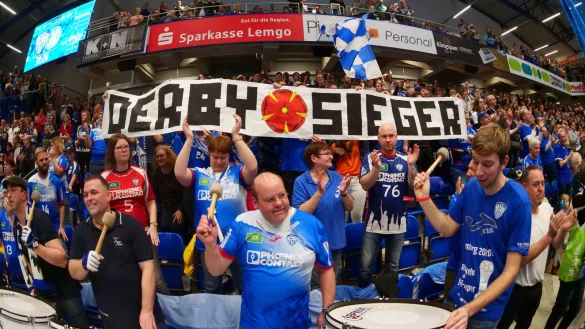 Andreas &bdquo;Pitty&ldquo; Rick (Mitte) von den Lemgoer Hexen haut auf die Pauke. Solche Emotionen k&ouml;nnten durch Corona verloren gehen. Foto: J&ouml;rg Hagemann - &copy; J&ouml;rg Hagemann