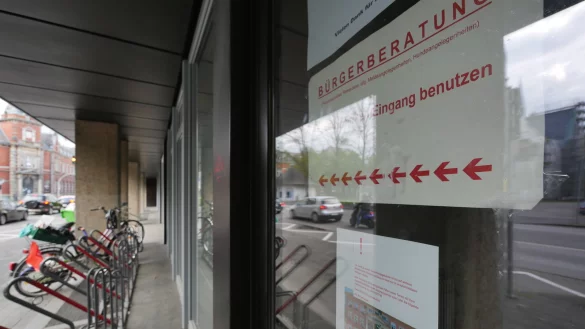 An den T&uuml;ren der verschlossenen B&uuml;rgerberatung informiert ein allgemeiner Hinweis mit einem Foto des Rathauses die Besucher dar&uuml;ber, dass der Zutritt zu diesem Verwaltungsgeb&auml;ude eingeschr&auml;nkt ist.&nbsp; - &copy; Jost Wolf