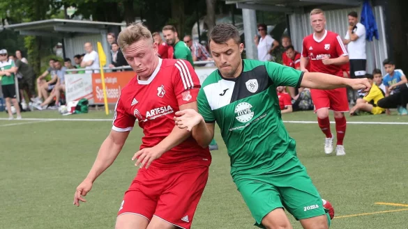 Kampf um den Ball: Augustdorfs Marco Mescheder (links) und Oerlinghausens Dawid Stroisz. - &copy; Paul Cohen
