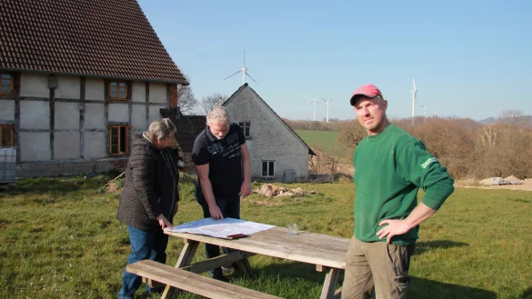 J&uuml;rgen Lubitzki (rechts) f&uuml;hlt sich umzingelt von Windr&auml;dern. Hinter dem Haus stehen zw&ouml;lf Anlagen, weitere sollen in Br&uuml;ntorf folgen. Auch die Istorfer Anwohnerin Christiane Bredemeier und Eric Hagedorn k&auml;mpfen gegen die weiteren Anlagen. - &copy; Katrin Kantelberg