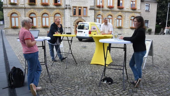 LZ-Redakteurin Astrid Sewing (von links) befragt die B&uuml;rgermeisterkandidaten Lars Cohrs (CDU), Dirk Becker (SPD) und Julia Eisentraut (Gr&uuml;ne). - &copy; Raphael Bartling