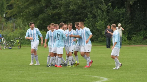 Hier noch glücklich beim TuS Kachtenhausen: Jan Jaocobi (Mitte, gelbe Schuhe). - © Sebastian Lucas