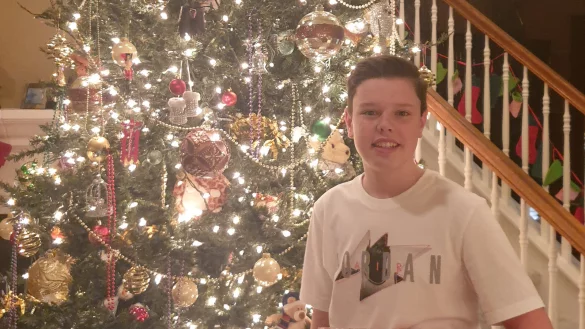 Lars Kr&uuml;gler steht vor einem f&uuml;nf Meter hohen Weihnachtsbaum. Der 16-J&auml;hrige lebt ein knappes Jahr in Texas. - &copy; Fotorechte Lars Kr&uuml;gler