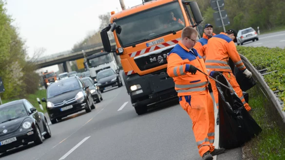 Durchschnittlich 80.000 Arbeitsstunden j&auml;hrlich wenden die Mitarbeiter daf&uuml;r auf, die M&uuml;lls&uuml;nden der Reisenden zu beseitigen. - &copy; Symbolfoto: dpa