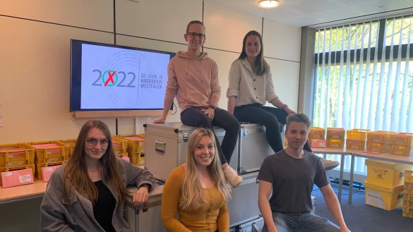 Das Briefwahl-Team der Stadt Bad Salzuflen um (oben, von links) Larissa Deppe und Svenja Z&ouml;rkend&ouml;rfer
sowie (unten von links) Lea Spellmeier, Clarissa Pickelmann und Leo Podlich. - &copy; Stadt Bad Salzuflen