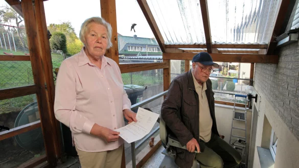 Anita und Hermann Brinkmann werfen einem Techniker des Kölner Treppenliftherstellers Betrug vor. - © Bernhard Preuss