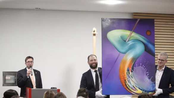 Zum Ersten, zum Zweiten, zum Dritten – Verkauft: Dieses Bild der lippischen Künstlerin Kerstin Fürstenau-Wächter wurde im Rahmen der wohltätigen Kunstauktion des Lions Club Detmold für 900 Euro versteigert: (von links) Dr. Jens Hoffmann (Vorsitzender Lions Club Detmold), Tim Feldmann und Dr. Sebastian Durst. - © Juliana Szabo