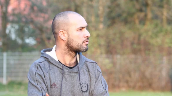 Engagiert an der Seitenlinie: Hane Younes hat am Dienstagabend zum ersten Mal bei der ersten Mannschaft des RSV H&ouml;rste die Verantwortung an der Seitenlinie getragen. - &copy; Sebastian Lucas