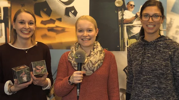 Lassen die W&uuml;rfel des Schicksals entscheiden: Nele Wehm&ouml;ller, Nadine Uphoff und Seda Hagemann (von links). - &copy; Screenshot LZ