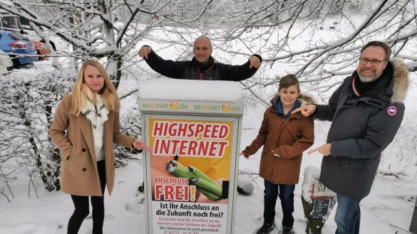 Setzen sich f&uuml;r schnelles Internet im gesamten Extertal ein: die Organisatoren der Initiative Breitband Extertal (von links) Anna-Lisa Th&ouml;ne,  Markus Marcinczyk mit ihrem Sohn Louis und J&ouml;rg Schwichtenberg. - &copy; Sylvia Frevert