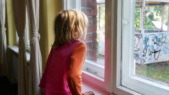 Kind am Fenster - &copy; Foto: Gero Breloer/dpa