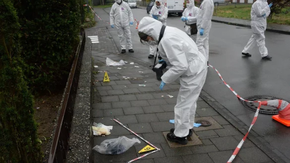 Tatort: Die Messerstecherei ereignete sich am Gütersloher Kleeweg, am Morgen wurden die Spuren gesichert. - © Andreas Eickhoff