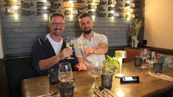 Karsten Arning (links) und Luca Schreiber betreiben gemeinsam das "Luisa"-Restaurant. - &copy; Nadine Uphoff