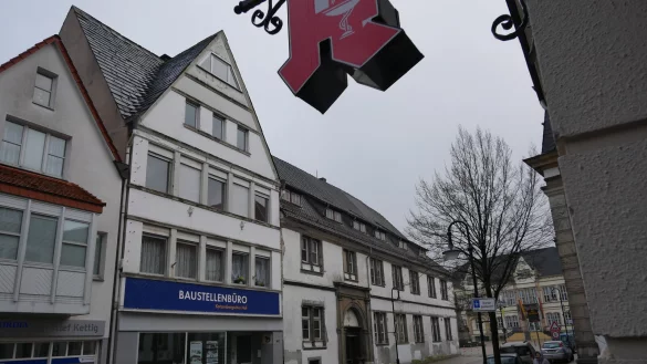 Heute ist das "rote Haus" links neben dem Kotzenbergschen Hof das Baustellenb&uuml;ro f&uuml;r das gro&szlig;e Sanierungsobjekt. Fr&uuml;her hatte die Metzgerei Bohlmann hier ihr Gesch&auml;ft. Und ganz fr&uuml;her war das Haus vermutlich rot abgestrichen. - &copy; Jost Wolf