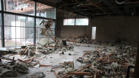 In zwei Wochen ist sie Geschichte: Der sakrale Raum der katholischen
Kirche in Schwalenberg wird derzeit entkernt, die Verkleidungen aus
Glaswolle und das Holz werden voneinander getrennt. - &copy; Marianne Schwarzer