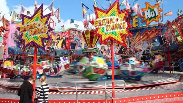 W&auml;hrend der Stoppelkirmes &bdquo;Wilbasen&ldquo; vor den Toren Blombergs kommt es inder Nacht zum 14. September vor dem &bdquo;Breakdance&ldquo; zu einem Streit unter drei Jugendlichen, bei dem ein 17-J&auml;hriger lebensgef&auml;hrlich verletzt wird. Er ger&auml;t nach einer Rangelei unter die Gondel des Karussells und liegt seither im Koma.&nbsp; - &copy; Marianne Schwarzer