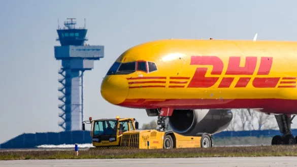 DHL-Frachtflugzeug - &copy; Foto: Hendrik Schmidt/dpa-Zentralbild/dpa
