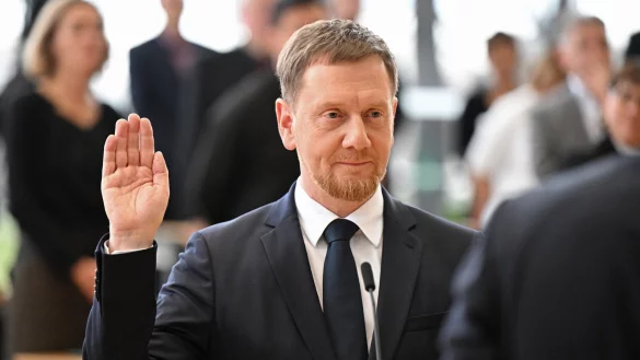 Ministerpräsident Michael Kretschmer (CDU) legt seinen Amtseid ab: Er kann künftig nur auf eine Minderheitsregierung bauen. - © picture alliance/dpa