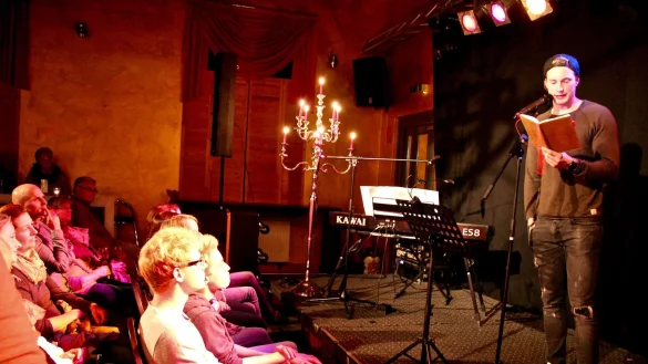 Kreativer Wortk&uuml;nstler: Beim zehnten Gleis-1-Poetry-Slam philosophiert der Detmolder Arnulf Heine &uuml;ber das Erwachsenwerden.. - &copy; Heidi Stork