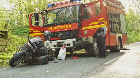 Die Maschine des Herforders war mit Wucht in die Front des Löschfahrzeugs geschlagen. - © Freitag TV