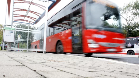 Haltestelle: Ein Busfahrer lie&szlig; eine Sch&uuml;lerin stehen, weil sie ihr Busticket nicht vorweisen konnte. - &copy; Andreas Sundermeier