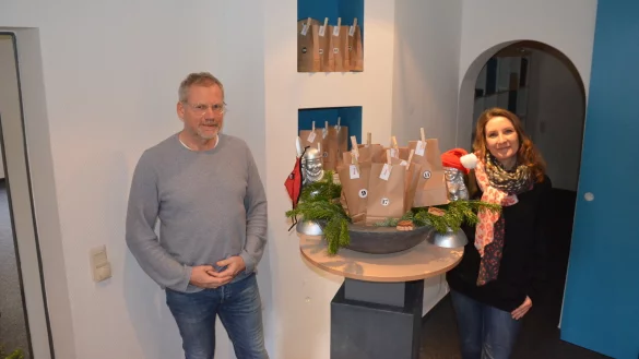 Bei der Werbeagentur K-Konzept mag man es zu Weihnachten gerne &bdquo;analog". Daniela L&ouml;hr (rechts) und Peter Keisselt von der Agentur halten f&uuml;r ihre Mitarbeiter jeden Tag liebevoll gepackte Adventst&uuml;ten bereit. - &copy; Georg K&auml;lble