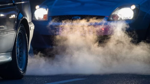 Abgase kommen aus dem Auspuff eines Autos. - &copy; Marijan Murat